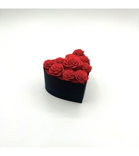 Boîte noire avec couvercle en roses rouges