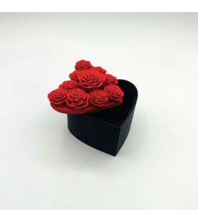 Boîte noire avec couvercle en roses rouges