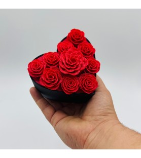 Boîte noire avec couvercle en roses rouges