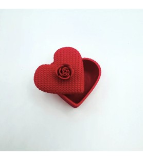 Boîte en cœur façon tricot avec couvercle et bouton en roses - Rouge