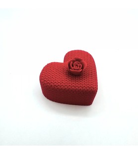 Boîte en cœur façon tricot avec couvercle et bouton en roses - Rouge