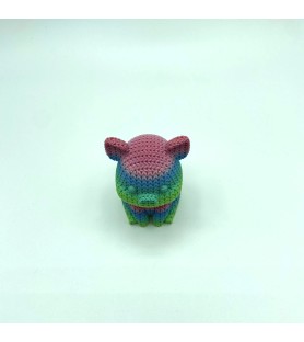 Cochon assis tricot multicolore – Figurine déco 3D – POMM créations