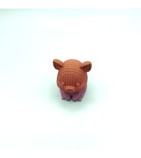 Cochon assis tricot orange rosé – Figurine déco 3D – POMM créations