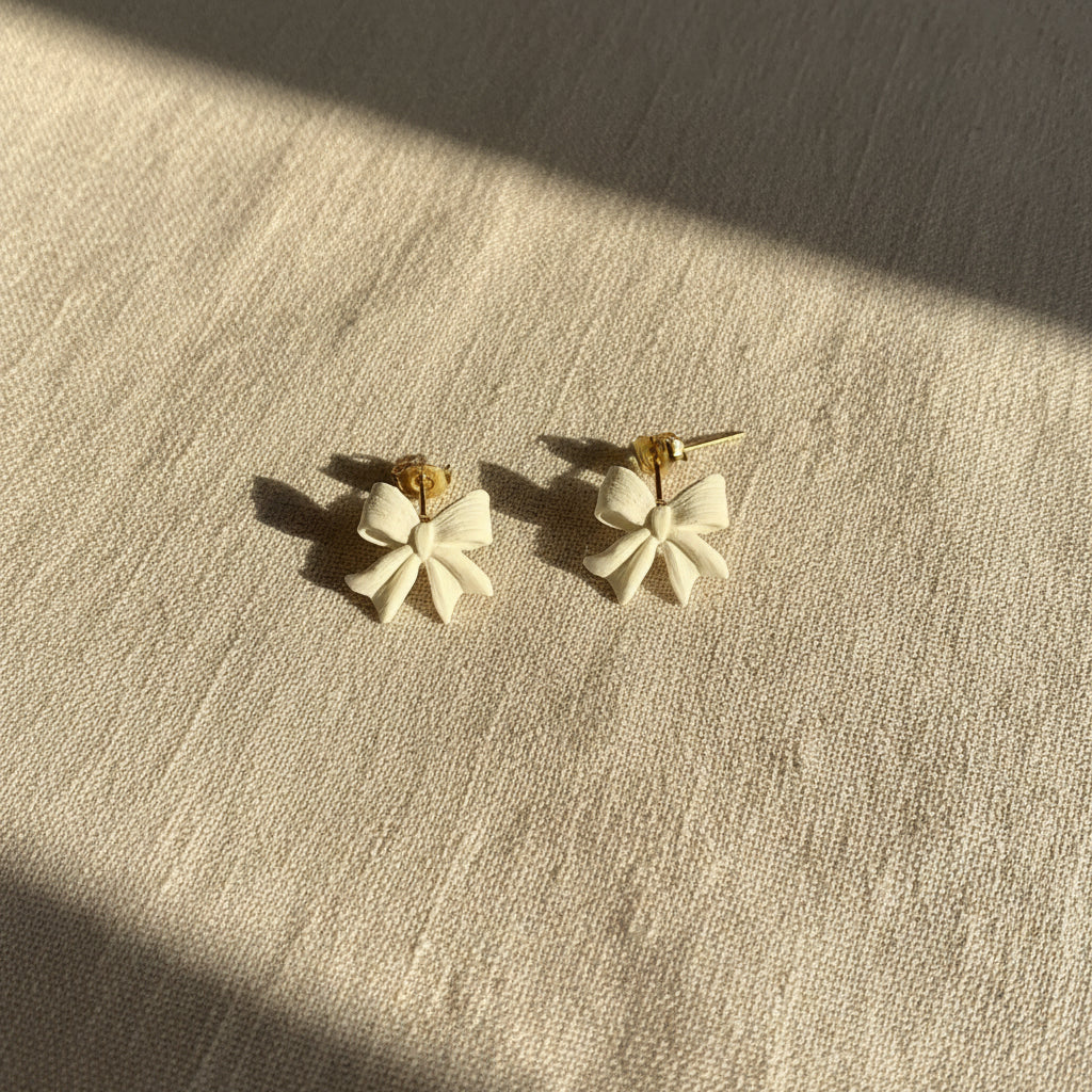 Boucles d'oreilles "Mademoiselle nœud" écru/doré imprimées en 3D | Bijoux 3D - POMM Créations