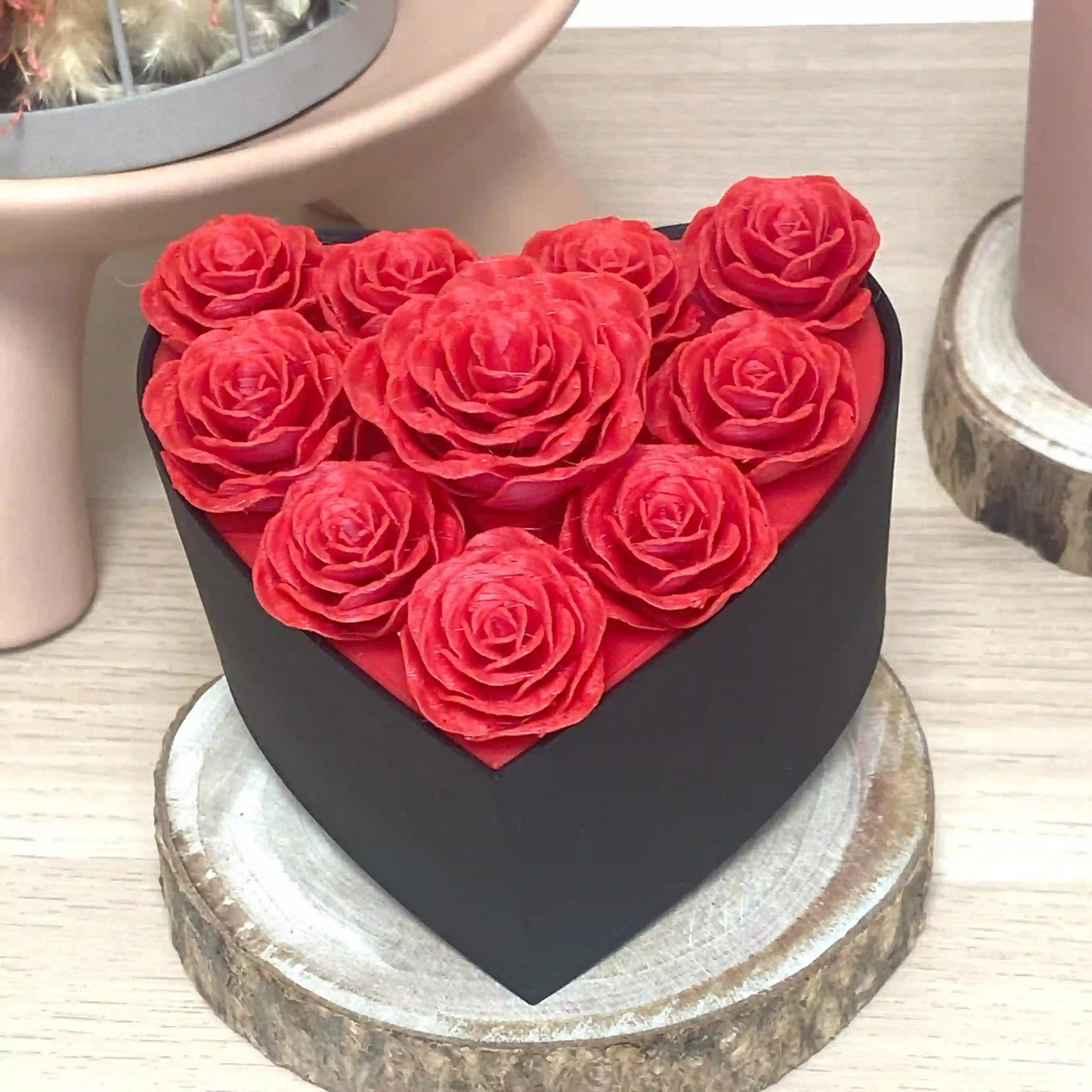Boîte noire ornée d'un couvercle en roses rouges.