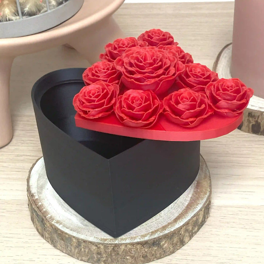Boîte noire ornée d'un couvercle en roses rouges.