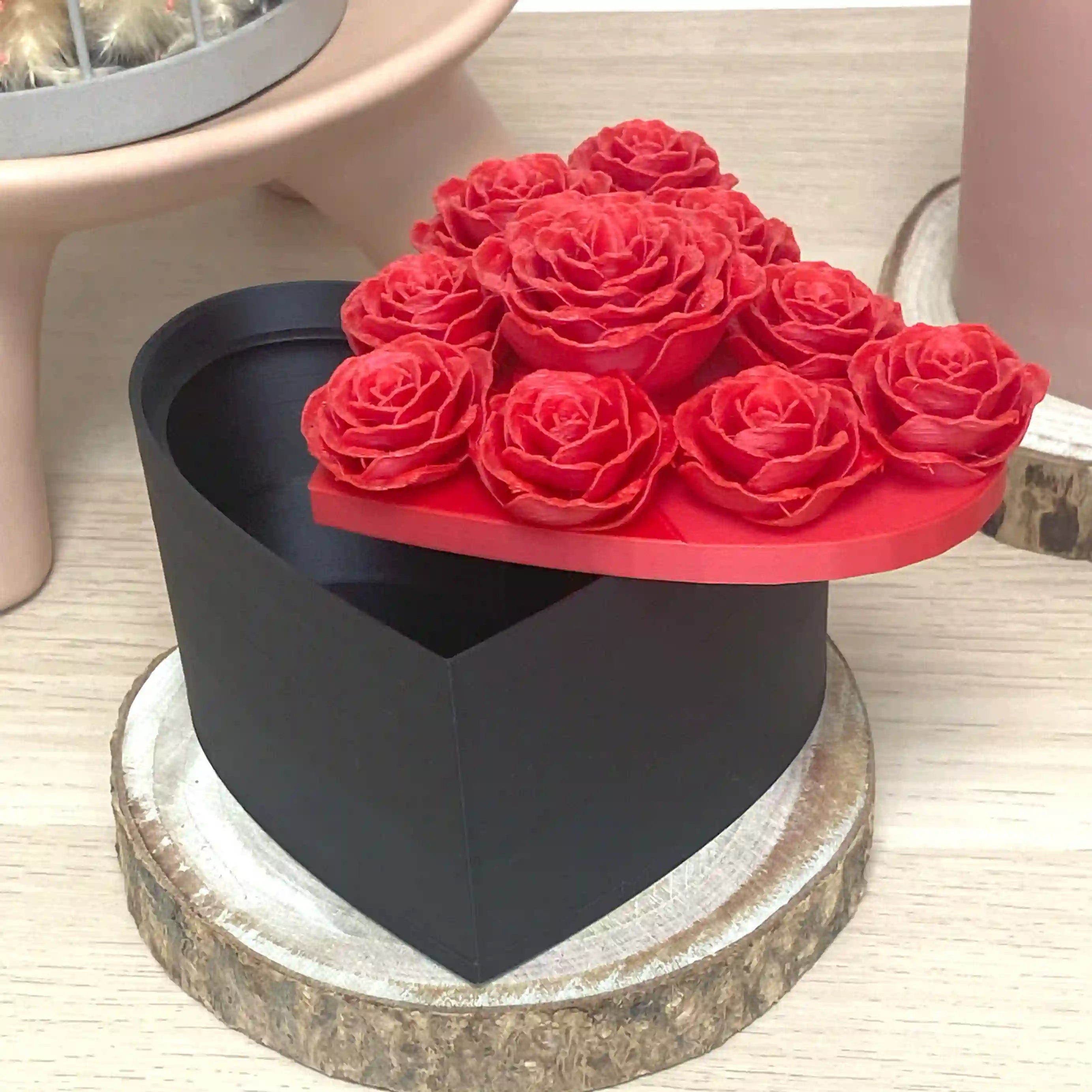Boîte noire ornée d'un couvercle en roses rouges.